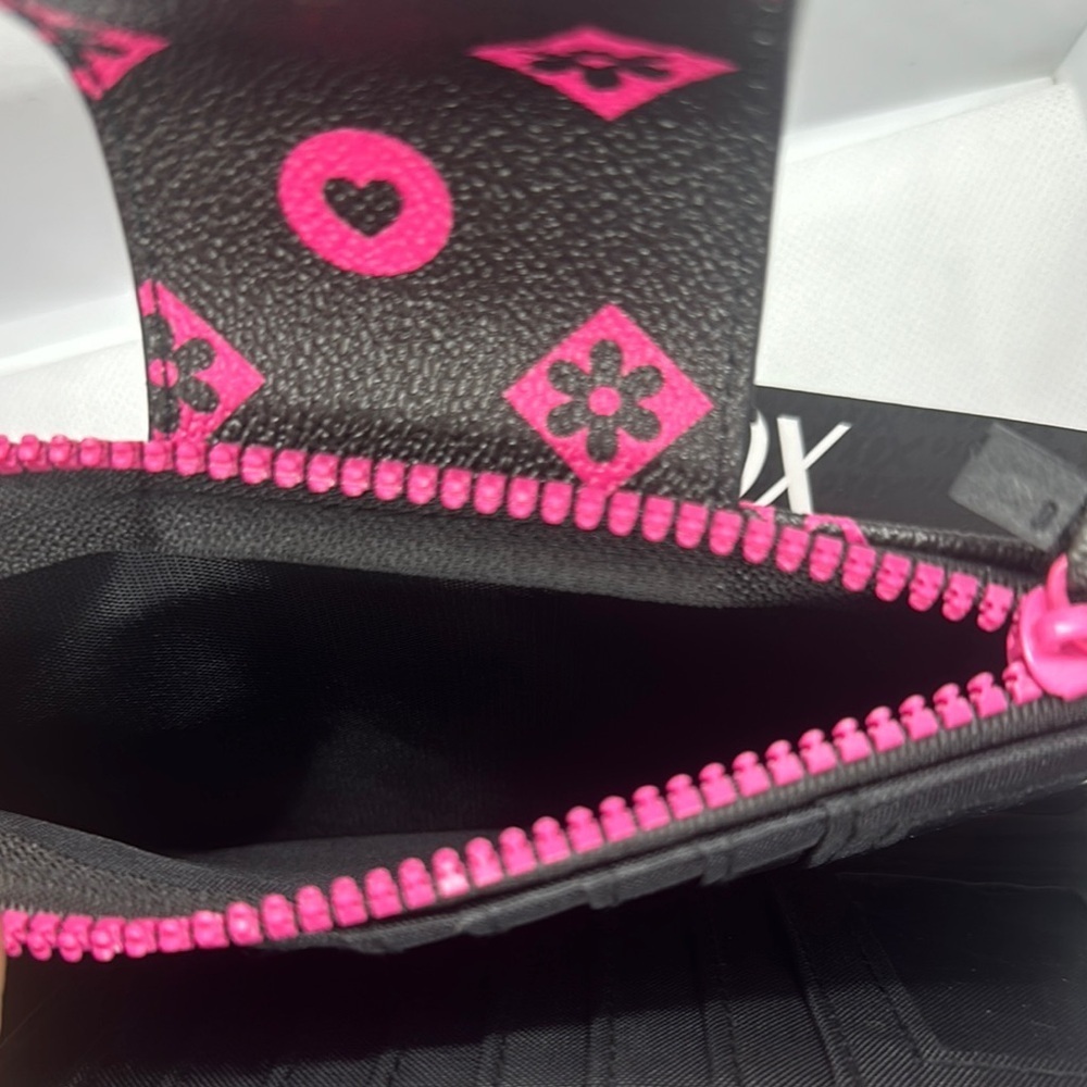 XOXO Black and Pink Geometric Wristlet Clutch - Picture 12 of 16